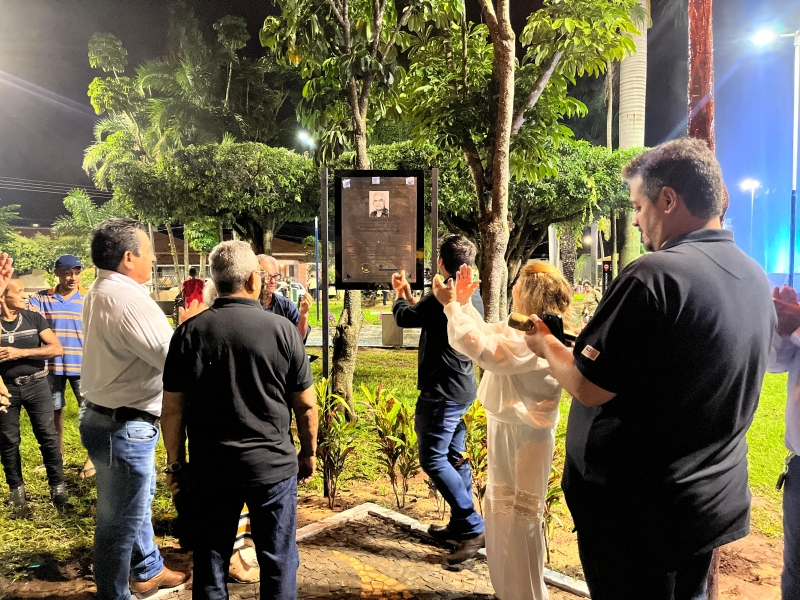 Prefeito José Natan inaugurou uma placa em homenagem ao ex-prefeito João Chama e foi construído no local um poste de luz decorativo alusivo aos utilizados na época da inauguração da energia elétrica./ Foto: Prefeitura Municipal 
