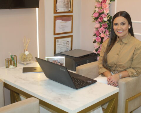 Dra Amanda Queiroz inaugurou sala de odontologia estética em Aparecida do Taboado