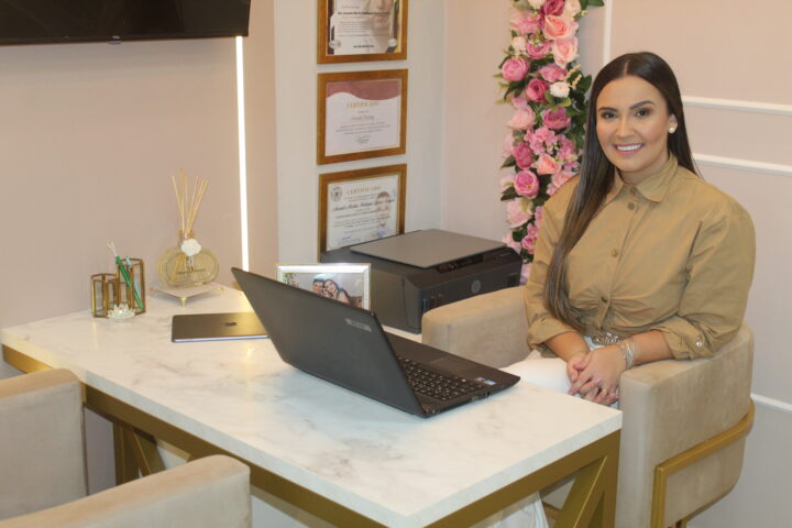 Dra Amanda Queiroz inaugurou sala de odontologia estética em Aparecida do Taboado
