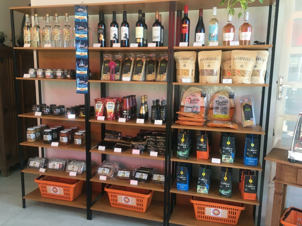 No local é possível encontrar outros itens como vinhos, queijos e temperos especiais