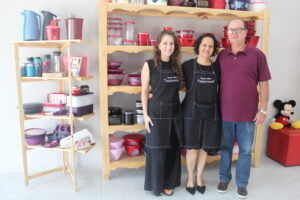 Cristina Maria de Freitas Pires contou com o apoio da familia na reinauguração do Espaço Aberto Tupperware/ Foto: Costa Leste News