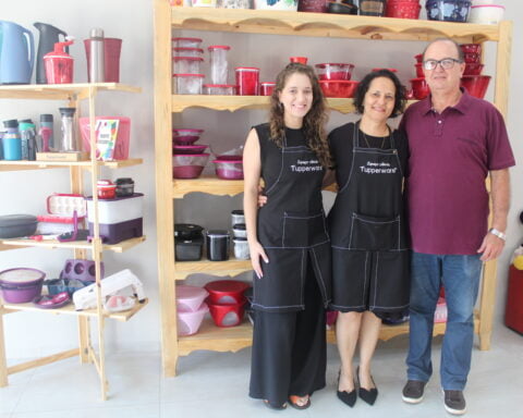 Cristina Maria de Freitas Pires contou com o apoio da familia na reinauguração do Espaço Aberto Tupperware/ Foto: Costa Leste News