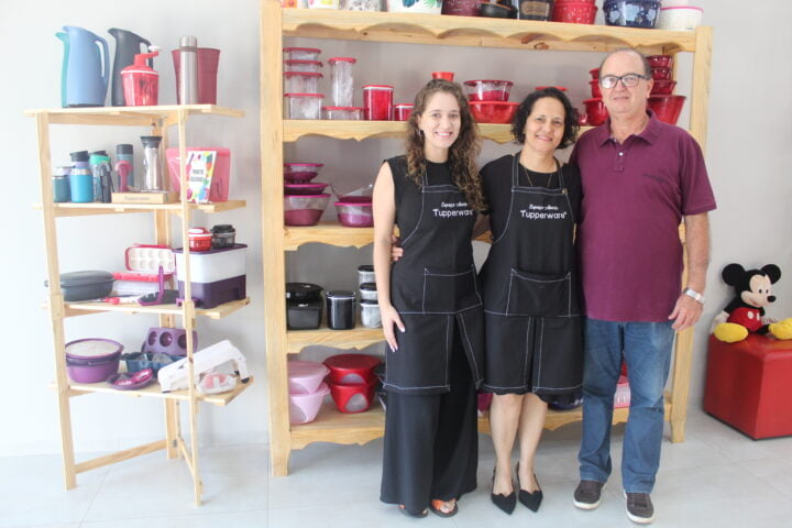 Cristina Maria de Freitas Pires contou com o apoio da familia na reinauguração do Espaço Aberto Tupperware/ Foto: Costa Leste News