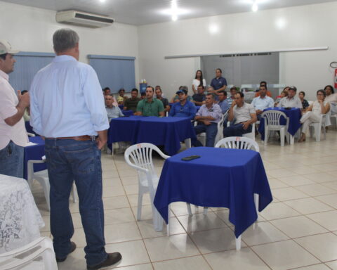 O presidente eleito, Cezar Queiroz de Lima Junior conduziu a reunião ao lado do Presidente do Sindicato Rural, Eduardo Sanches