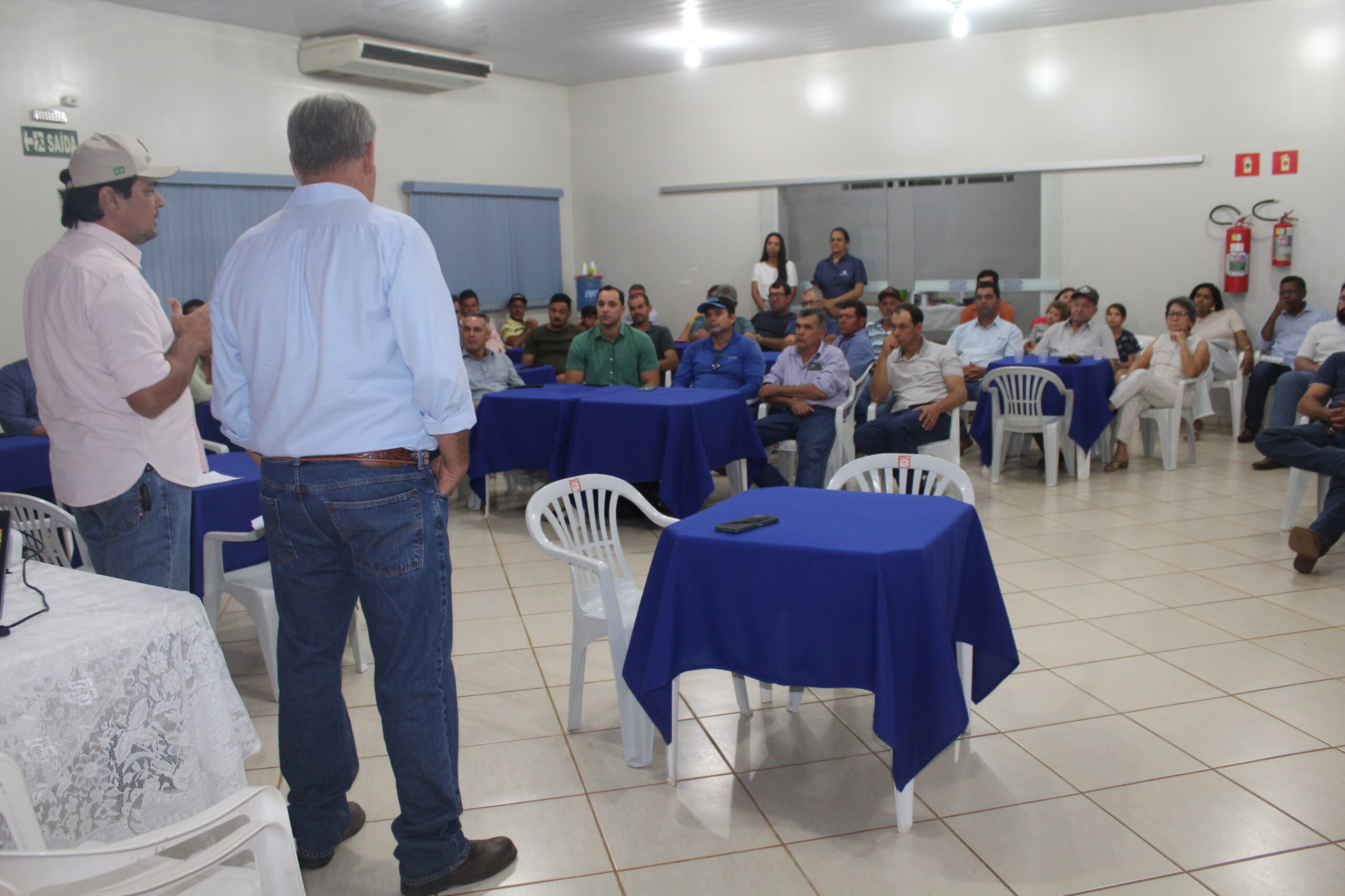 O presidente eleito, Cezar Queiroz de Lima Junior conduziu a reunião ao lado do Presidente do Sindicato Rural, Eduardo Sanches