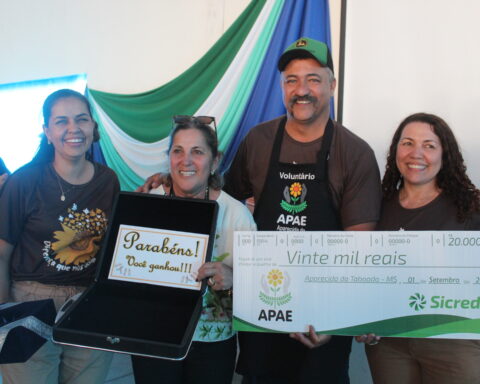 Benedito da Silva e Regina Lacerda foram os contemplados com o prêmio no valor de R$ 20.000,00/ Foto: Costa Leste News