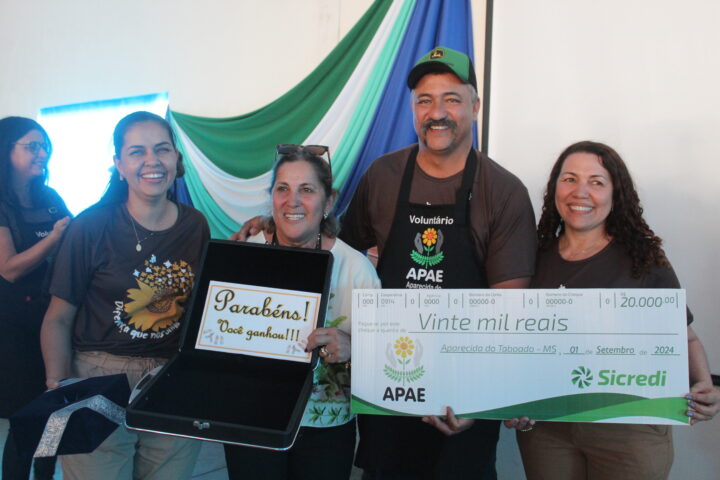 Benedito da Silva e Regina Lacerda foram os contemplados com o prêmio no valor de R$ 20.000,00/ Foto: Costa Leste News