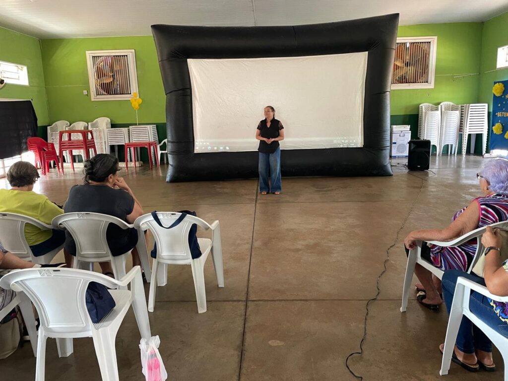 Solange Flores apresentou o documentário aos participantes Serviço de Convivência e Fortalecimento de Vínculos para Idosos/ Foto: Costa Leste News