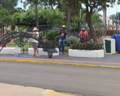 Equipe trabalha para finalizar a decoração do "Nosso Natal 2024"/ Foto: Costa Leste News