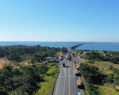 Vista área BR-436 próximo à ponte rodoferroviária em Aparecida do Taboado