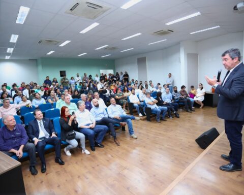 Governador Eduardo Riedel durante assinatura do decreto em março deste ano/ Foto: Governo do Estado