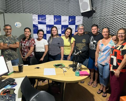 Representantes das entidades aparecidenses se reuniram nesta quarta-feira (23) na sede da rádio Jota FM/ Foto: Costa Leste News
