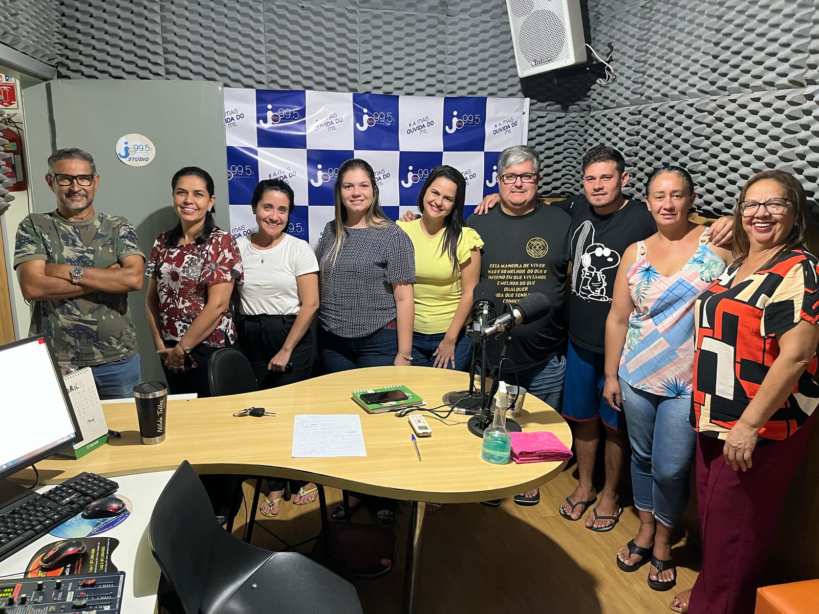 Representantes das entidades aparecidenses se reuniram nesta quarta-feira (23) na sede da rádio Jota FM/ Foto: Costa Leste News