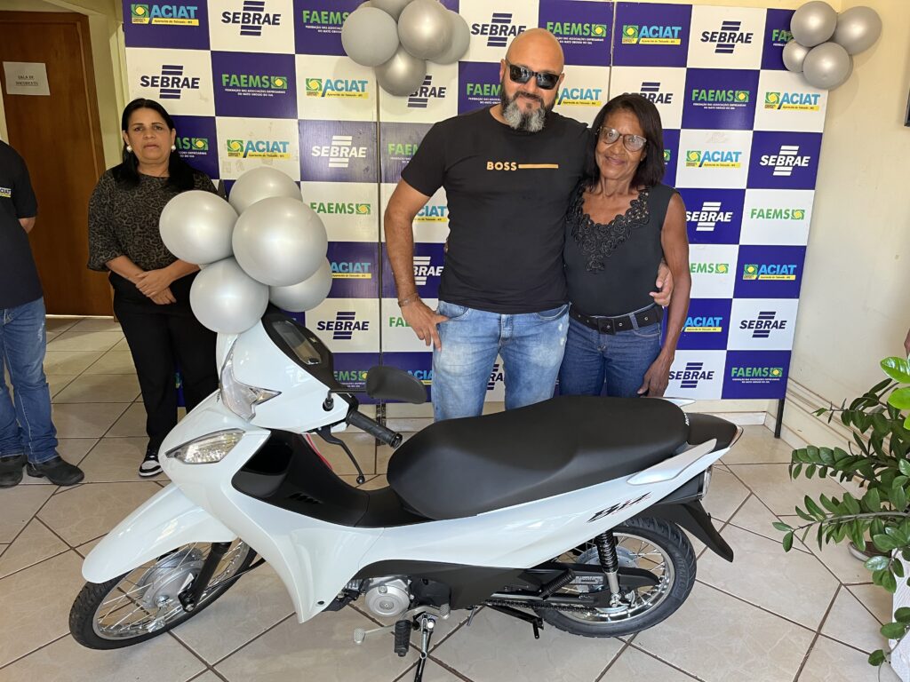 Claudemir Custódio Bernardes ao lado da sua mãe, dona Aparecida.