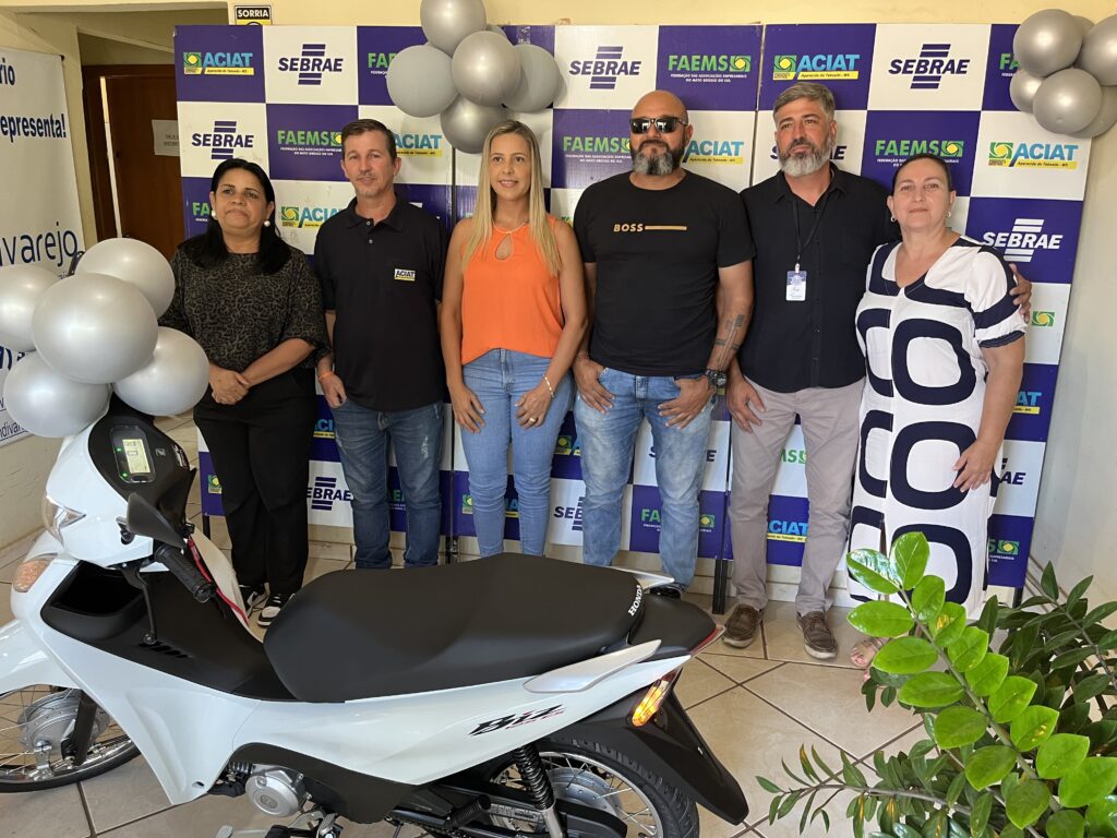 Vereadora, Patrícia da Saúde; Jardel, Noemi, Claudemir (ganhador da moto), Fábio Garcia e vereadora, Claudia Padim.