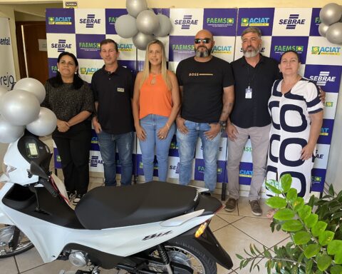 Vereadora, Patrícia da Saúde; Jardel, Noemi, Claudemir (ganhador da moto), Fábio Garcia e vereadora, Claudia Padim.