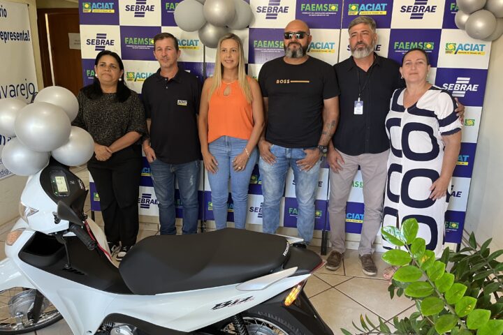 Vereadora, Patrícia da Saúde; Jardel, Noemi, Claudemir (ganhador da moto), Fábio Garcia e vereadora, Claudia Padim.