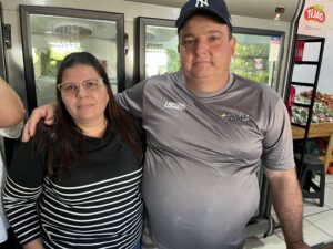 Geisa Gonçalves e Luciano José Basi, proprietários do +Barato Sacolão