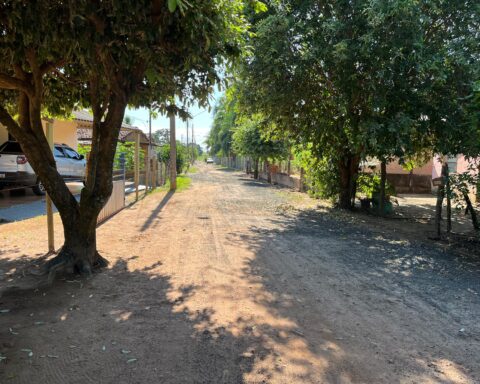 A vereadora Claudia Padim Dias Oliveira apresentou a Indicação nº 217/2025 ao Prefeito Municipal, solicitando pavimentação asfáltica com sistema de drenagem no bairro Vila São Lázaro/ Foto: Costa Leste News