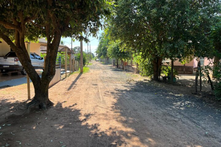 A vereadora Claudia Padim Dias Oliveira apresentou a Indicação nº 217/2025 ao Prefeito Municipal, solicitando pavimentação asfáltica com sistema de drenagem no bairro Vila São Lázaro/ Foto: Costa Leste News