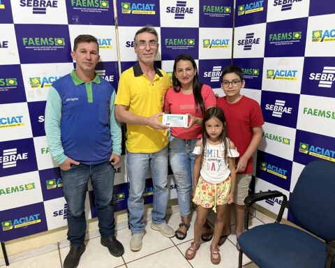 Daniela Maria de Oliveira Machado ganhou 1 celular e realizou sua compra nos Tecidos 3S