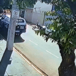 Policiais Militares salvam bebê engasgado no centro de Aparecida do Taboado/ Foto: Reprodução Imagens Câmera de Segurança