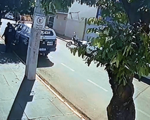 Policiais Militares salvam bebê engasgado no centro de Aparecida do Taboado/ Foto: Reprodução Imagens Câmera de Segurança