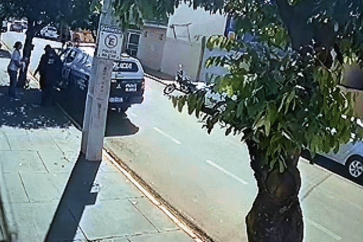 Policiais Militares salvam bebê engasgado no centro de Aparecida do Taboado/ Foto: Reprodução Imagens Câmera de Segurança