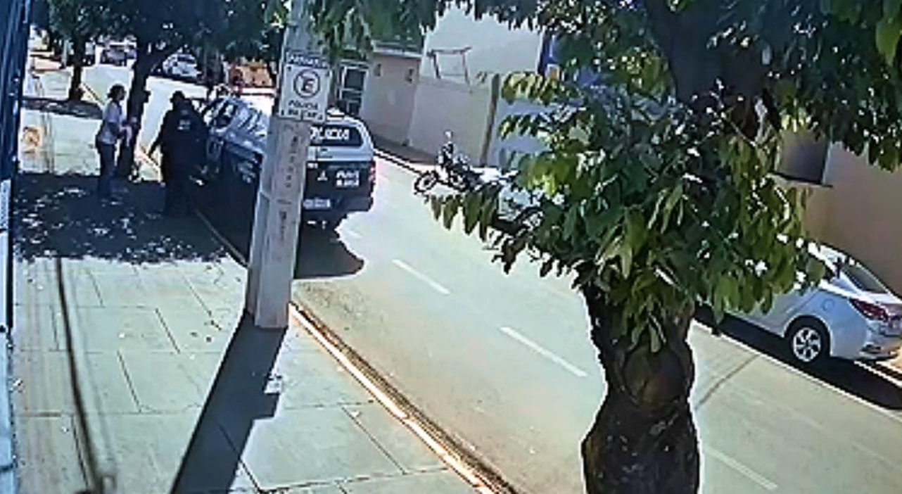 Policiais Militares salvam bebê engasgado no centro de Aparecida do Taboado/ Foto: Reprodução Imagens Câmera de Segurança