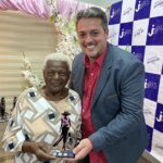 Edição 2025: mulher com história inspiradora, Normina Maria de Souza, recebeu o troféu das mãos do vereador Ber Galter, Presidente da Câmara Municipal