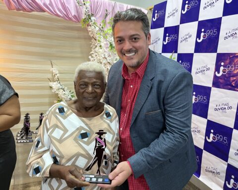 Edição 2025: mulher com história inspiradora, Normina Maria de Souza, recebeu o troféu das mãos do vereador Ber Galter, Presidente da Câmara Municipal