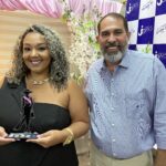 Mulher Empresária (edição 2025), Aline Ferreira da Cruz Santos (Sol e Lua), recebeu o prêmio das mãos do Secretário de desenvolvimento econômica, Dartagnan Queiroz.