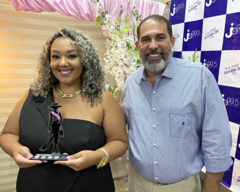 Mulher Empresária (edição 2025), Aline Ferreira da Cruz Santos (Sol e Lua), recebeu o prêmio das mãos do Secretário de desenvolvimento econômica, Dartagnan Queiroz.