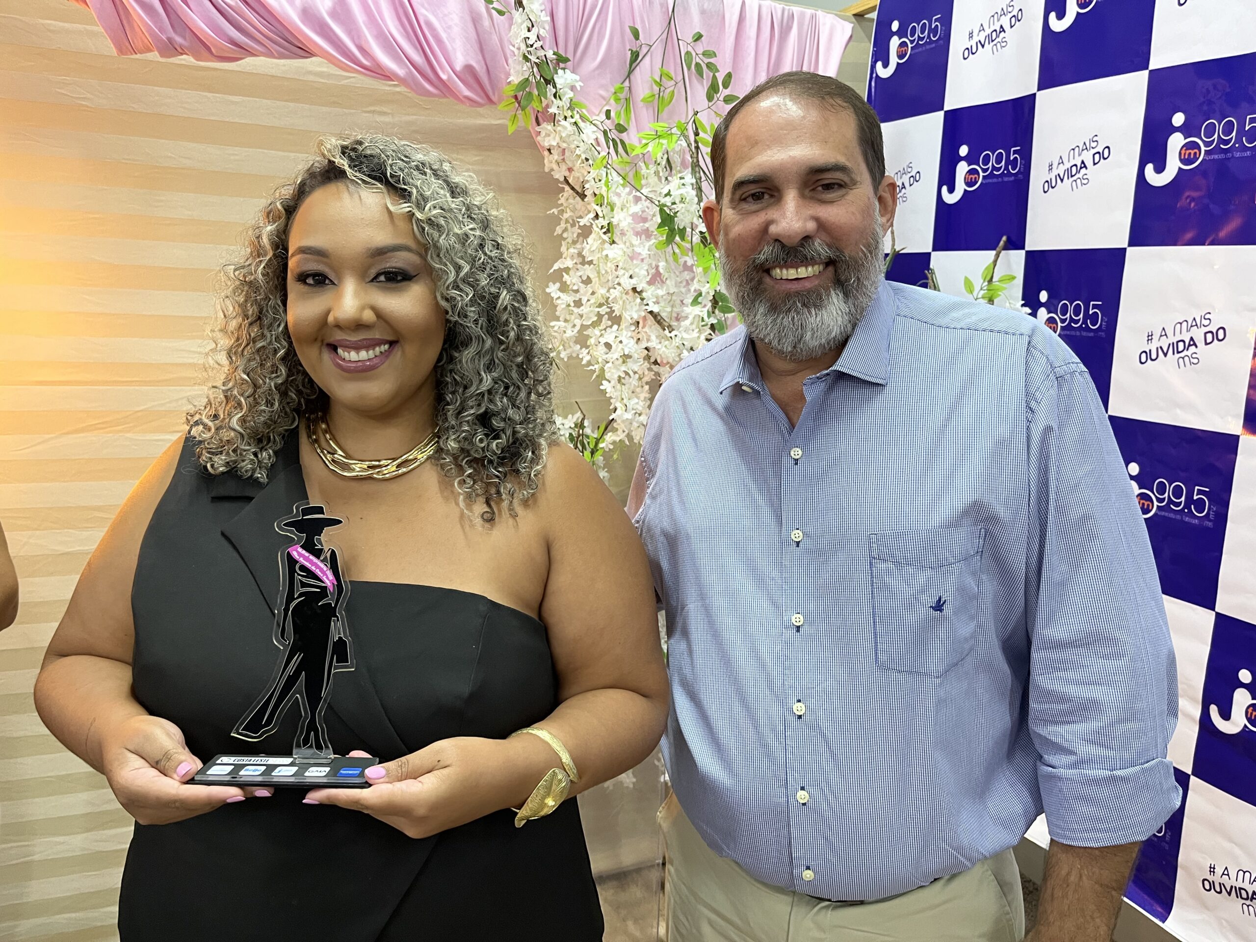 Mulher Empresária (edição 2025), Aline Ferreira da Cruz Santos (Sol e Lua), recebeu o prêmio das mãos do Secretário de desenvolvimento econômica, Dartagnan Queiroz.