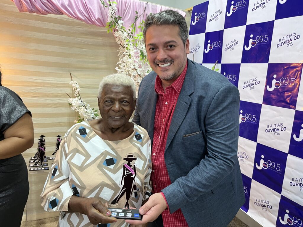 Edição 2025: mulher com história inspiradora, Normina Maria de Souza, recebeu o troféu das mãos do vereador Ber Galter, Presidente da Câmara Municipal.