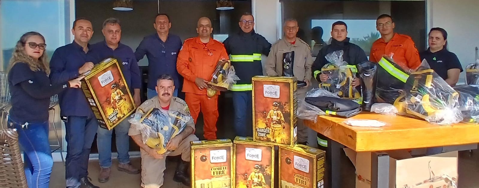 Gala/Pais & Filhos homenageia Corpo de Bombeiros de Aparecida do Taboado após incêndio na indústria